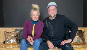 Im barba radio-Studio steht in dieser Woche musikalischer Besuch ins Haus. Barbara Schöneberger begrüßte Studio Rapper Smudo zu einer Portion frischer Waffeln. Die Folge mit Geständnissen über Geld und Drogen gibt’s ab sofort überall zum Nachhören. (Foto: barba radio)