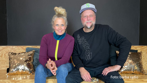 Im barba radio-Studio steht in dieser Woche musikalischer Besuch ins Haus. Barbara Schöneberger begrüßte Studio Rapper Smudo zu einer Portion frischer Waffeln. Die Folge mit Geständnissen über Geld und Drogen gibt’s ab sofort überall zum Nachhören. (Foto: barba radio)