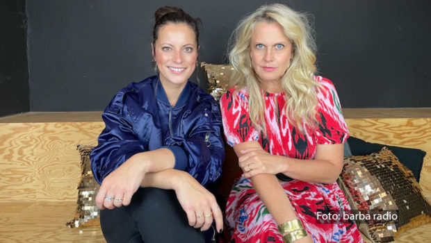 In der neuesten Ausgabe von „Mit den Waffeln einer Frau“ begrüßt Barbara Schöneberger die „Silbermond“-Frontfrau Stefanie Kloß im barba radio-Studio. Die Sängerin verrät in dem Podcast nicht nur, wie sie auf die Idee zu ihrem aktuellen Album „Auf Auf“ gekommen ist, sondern auch warum der Videodreh zur gleichnamigen Single ihr persönlicher Albtraum war. (Foto: barba radio)