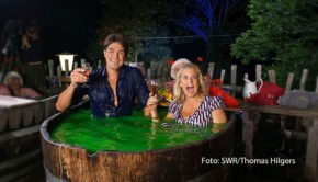 Beim „Verstehen Sie Spaß?“-Sommerfest standen sie gerade gemeinsam vor der Kamera bzw. plantschten in einem Badezuber. In der aktuellen Ausgabe des barba radio-Podcasts „Mit den Waffeln einer Frau“ treffen sie sich nun wieder: Barbara Schöneberger und Matze Knop. (Foto: SWR/Thomas Hilgers)