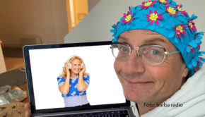 In der neuen Ausgabe von „Mit den Waffeln einer Frau“ steht in dieser Woche Besuch von Komiker, Moderator und Autor Wigald Boning auf dem Programm. Im Gespräch mit Barbara Schöneberger verrät der Sportler aus Leidenschaft, warum Baden sein neustes Hobby ist, wie man Vorband für Bon Jovi wird und warum sein Traumhaus einer Schweinshaxe gleicht. (Foto: barba radio)