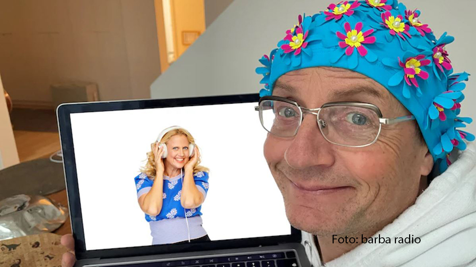In der neuen Ausgabe von „Mit den Waffeln einer Frau“ steht in dieser Woche Besuch von Komiker, Moderator und Autor Wigald Boning auf dem Programm. Im Gespräch mit Barbara Schöneberger verrät der Sportler aus Leidenschaft, warum Baden sein neustes Hobby ist, wie man Vorband für Bon Jovi wird und warum sein Traumhaus einer Schweinshaxe gleicht. (Foto: barba radio)