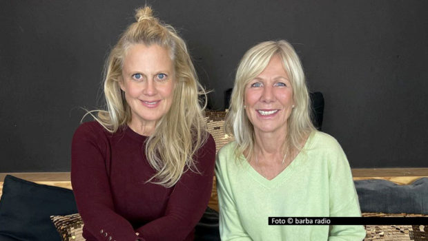 Barbara Schöneberger empfängt zur aktuellen Ausgabe ihres barba radio-Podcasts „Mit den Waffeln einer Frau“ die langjährige „RTL aktuell“-Sportmoderatorin Ulrike von der Groeben. Es geht u.a. um Punkte in Flensburg und die korrekte Anrede von Günther Jauch. (Foto © barba radio)
