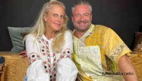 In der neuen Ausgabe des barba radio-Podcasts „Mit den Waffeln einer Frau“ ist Sänger und Entertainer Sasha zu Gast. Mit Barbara Schöneberger spricht er u.a. über sein brandneues Bühnenprogramm sowie die Zeit, als er in Thailand in Superstar-Manier gefeiert wurde. (Foto: barba radio)