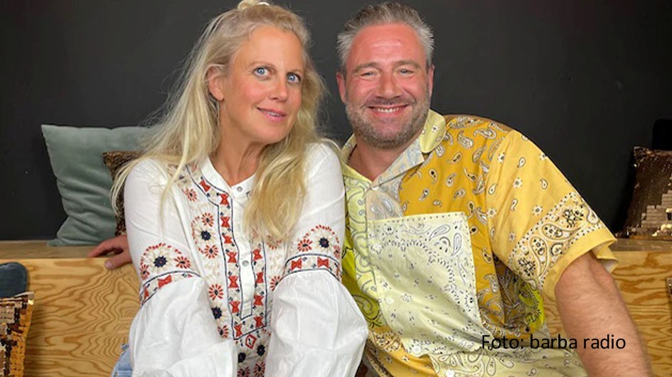 In der neuen Ausgabe des barba radio-Podcasts „Mit den Waffeln einer Frau“ ist Sänger und Entertainer Sasha zu Gast. Mit Barbara Schöneberger spricht er u.a. über sein brandneues Bühnenprogramm sowie die Zeit, als er in Thailand in Superstar-Manier gefeiert wurde. (Foto: barba radio)