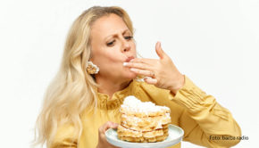 Seit dem Frühjahr wird der von Barbara Schöneberger in Zusammenarbeit mit Regiocast produzierte Podcast „Mit den Waffeln einer Frau“ in den offiziellen Charts der Arbeitsgemeinschaft Media-Analyse gelistet. Laut Juli-Auswertung steuert das Format mittlerweile auf die Zwei-Millionen-Downloads-Marke zu. (Foto: barba radio)