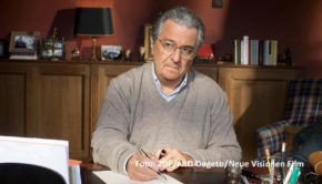 Schauspieler Christian Clavier ist in der französischen Komödie „Monsieur Claude 2“ als Familienvater zu sehen, der sich diesmal mit den Auswanderungsplänen seiner vier Töchter befassen muss. Der Kino-Erfolg leitet am 16. August die sechsteilige 3sat-Filmreihe „Gemeinsam statt einsam“ ein. (Foto: ZDF/ARD Degeto/Neue Visionen Film)