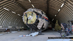Am 4. Februar feiert der neue Doku-Dreiteiler „Mord am Himmel: Wer hat Flug MH17 abgeschossen?“ seine deutsche TV-Premiere bei National Geographic. Im Fokus stehen der Investigativ-Blogger Eliot Higgins und sein Team. Sie begeben sich auf die Suche nach Hinweisen rund um die Katastrophe. (Foto: Passion Docs Ltd/Vivien Jones)