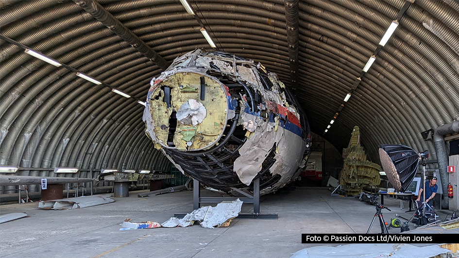 Am 4. Februar feiert der neue Doku-Dreiteiler „Mord am Himmel: Wer hat Flug MH17 abgeschossen?“ seine deutsche TV-Premiere bei National Geographic. Im Fokus stehen der Investigativ-Blogger Eliot Higgins und sein Team. Sie begeben sich auf die Suche nach Hinweisen rund um die Katastrophe. (Foto: Passion Docs Ltd/Vivien Jones)