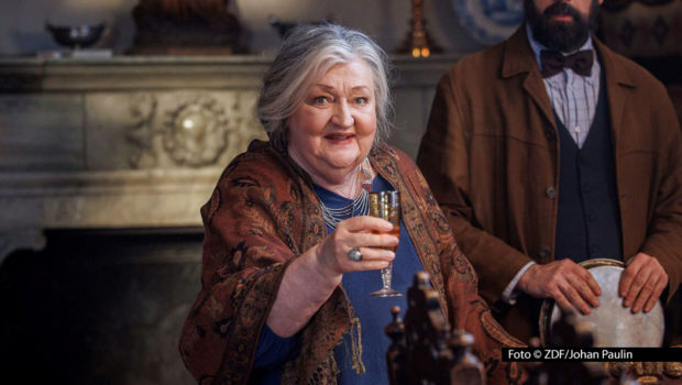 Die berühmte Krimiautorin Birgitta Piik, gespielt von Marianne Mörck, wird im Staffelfinale des schwedischen ZDF-Krimis „Mord im Mittsommer“ selbst zum Opfer eines Verbrechens. Zumindest deutet alles darauf hin, als Kommissar Alexander Forsman und seine Kollegen die Ermittlungen aufnehmen. (Foto: © ZDF/Johan Paulin)