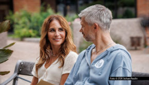 Die beliebte schwedische Krimiserie „Mord im Mittsommer“ geht in eine weitere Runde. Das ZDF, das auch als Koproduzent beteiligt ist, strahlt drei neue Folgen ab dem 23. März aus. Die Hauptrollen spielen wieder Alexandra Rapaport als Staatsanwältin und Nicolai Cleve Broch als Kommissar. (Foto © ZDF/Johan Paulin)