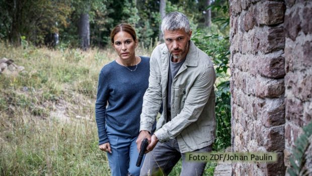 Auf Alexandra Rapaport als Staatsanwältin Nora Linde und Nicolai Cleve Broch als Polizist Alexander Forsman warten sechs neue Kriminalfälle. Das ZDF strahlt die neue Staffel der schwedischen Serie „Mord im Mittsommer“ ab dem 14. Mai jeweils am späten Sonntagabend aus. (Foto: ZDF/Johan Paulin)