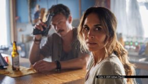 Das ZDF strahlt am 22. März das Finale der aktuellen Staffel von „Mord im Mittsommer“ aus. Darin gerät die von Alexandra Rapaport gespielte Staatsanwältin Nora Linde in Gefahr, als sie zufällig dem Kindesentführer Leon (Oscar Töringe) in die Quere kommt. Foto © ZDF/Johan Paulin