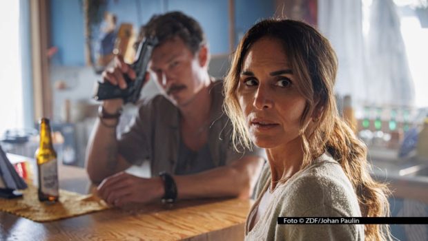 Das ZDF strahlt am 22. März das Finale der aktuellen Staffel von „Mord im Mittsommer“ aus. Darin gerät die von Alexandra Rapaport gespielte Staatsanwältin Nora Linde in Gefahr, als sie zufällig dem Kindesentführer Leon (Oscar Töringe) in die Quere kommt. Foto © ZDF/Johan Paulin