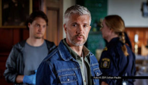 Das ZDF, das auch als Koproduzent auftritt, strahlt im März 2026 neue Folgen von „Mord im Mittsommer“ aus. Die von Nicolai Cleve Broch und Julius Fleischanderl gespielten Ermittler müssen zum Auftakt den Mord an einem Unternehmer aufklären. Alexandra Rapaport ist wieder als Staatswanwältin mit dabei. Foto © ZDF/Johan Paulin