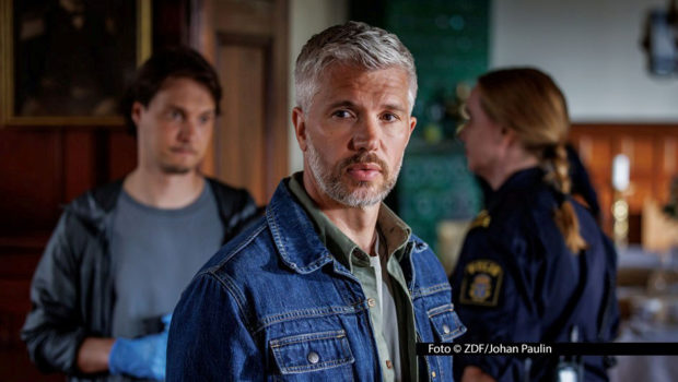 Das ZDF, das auch als Koproduzent auftritt, strahlt im März 2026 neue Folgen von „Mord im Mittsommer“ aus. Die von Nicolai Cleve Broch und Julius Fleischanderl gespielten Ermittler müssen zum Auftakt den Mord an einem Unternehmer aufklären. Alexandra Rapaport ist wieder als Staatswanwältin mit dabei. Foto © ZDF/Johan Paulin