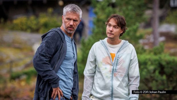 In der neuen Folge der ZDF-Krimiserie „Mord im Mittsommer“ kehrt der von Nicolai Cleve Broch gespielte Kommissar Alexander nach seiner Reha in den Polizeidienst zurück. Mit seinem Kollegen Welpe (Julius Fleischanderl) muss er den rätselhaften Angriff auf einen Bootshändler aufklären. Foto © ZDF/Johan Paulin
