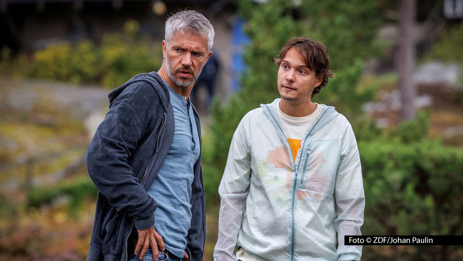 In der neuen Folge der ZDF-Krimiserie „Mord im Mittsommer“ kehrt der von Nicolai Cleve Broch gespielte Kommissar Alexander nach seiner Reha in den Polizeidienst zurück. Mit seinem Kollegen Welpe (Julius Fleischanderl) muss er den rätselhaften Angriff auf einen Bootshändler aufklären. Foto © ZDF/Johan Paulin