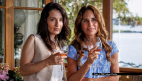 Eine neue Folge der vom ZDF koproduzierten Krimiserie „Mord im Mittsommer“ steht am 15. März auf dem Programm. Die von Alexandra Rapaport gespielte Staatsanwältin Nora muss darin erkennen, dass die mit ihr befreundete Polizeichefin Rakel (Marall Nasiri) ein falsches Spiel treibt. Foto © ZDF/Johan Paulin