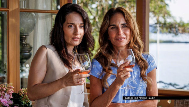 Eine neue Folge der vom ZDF koproduzierten Krimiserie „Mord im Mittsommer“ steht am 15. März auf dem Programm. Die von Alexandra Rapaport gespielte Staatsanwältin Nora muss darin erkennen, dass die mit ihr befreundete Polizeichefin Rakel (Marall Nasiri) ein falsches Spiel treibt. Foto © ZDF/Johan Paulin