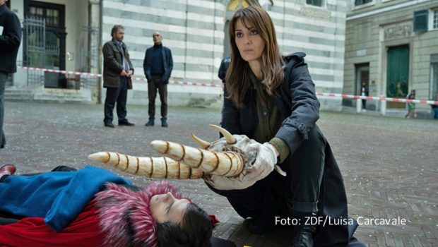 Ein Mord beim großen Karnevalsfest gibt Inspektorin Petra Delicato und ihren Kollegen in der Krimi-Reihe „Mord in Genua“ Rätsel auf. Das ZDF zeigt den jüngsten Fall der italienischen Ermittlerin unter dem Titel „Die Maske des Schweigens“ am 19. Februar. (Foto: ZDF/Luisa Carcavale)