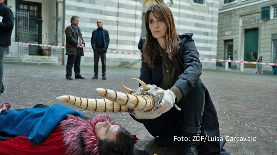Ein Mord beim großen Karnevalsfest gibt Inspektorin Petra Delicato und ihren Kollegen in der Krimi-Reihe „Mord in Genua“ Rätsel auf. Das ZDF zeigt den jüngsten Fall der italienischen Ermittlerin unter dem Titel „Die Maske des Schweigens“ am 19. Februar. (Foto: ZDF/Luisa Carcavale)