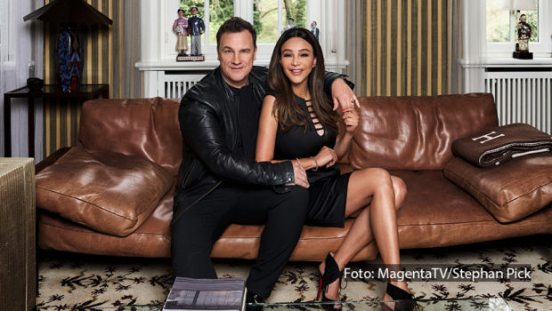Großes Staffelfinale bei „More than Talking”. Ab dem 6. Juni steht die vorerst letzte Ausgabe des MagentaTV Originals in der Megathek zum Streamen bereit. In der Finalfolge trifft Moderatorin Verona Pooth den Modedesigner Guido Maria Kretschmer zum persönlichen Talk in der legendären Lagerfeld-Villa in Hamburg. (Foto: MagentaTV/Stephan Pick)