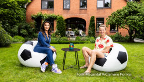 Am 12. Juni, feiert die neue Folge von „More than Talking“ mit Stargast Tabea Kemme ihre Premiere auf MagentaTV. Im Interview mit Gastgeberin Verona Pooth spricht die ehemalige Nationalspielerin über ihre Karriere, ihre norddeutsche Heimat und ihren Einsatz für den Frauenfußball. (Foto: MagentaTV/Clemens Porikys)