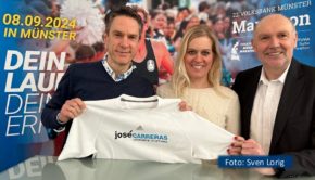 TV-Journalist und Moderator Sven Lorig ist offiziell zum Botschafter der José-Carreras-Stiftung ernannt worden. Stiftungsgeschäftsführerin Ulrike Serini überreichte ihm die Urkunde am Rande der Präsentation des Münster-Marathons, bei der die beiden den Cheforganisator Michael Brinkmann unterstützten. (Foto: Sven Lorig)