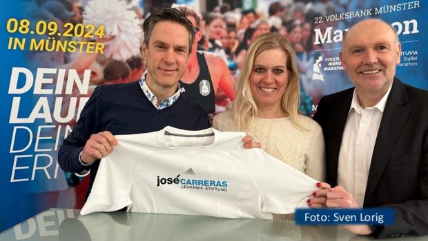 TV-Journalist und Moderator Sven Lorig ist offiziell zum Botschafter der José-Carreras-Stiftung ernannt worden. Stiftungsgeschäftsführerin Ulrike Serini überreichte ihm die Urkunde am Rande der Präsentation des Münster-Marathons, bei der die beiden den Cheforganisator Michael Brinkmann unterstützten. (Foto: Sven Lorig)