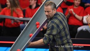 Nach drei Staffeln bei RTL startet die Family-Entertainment-Show „Murmel Mania“ ab dem 12. Juli in Sat.1 neu durch. Zur ersten Ausgabe begrüßt Spielleiterin Melissa Khalaj als Kandidaten die Sänger Sasha und Tom Beck sowie den Hip-Hop-Musiker Michi Beck. (Foto: Sat.1/Julia Feldhagen)