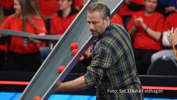 Nach drei Staffeln bei RTL startet die Family-Entertainment-Show „Murmel Mania“ ab dem 12. Juli in Sat.1 neu durch. Zur ersten Ausgabe begrüßt Spielleiterin Melissa Khalaj als Kandidaten die Sänger Sasha und Tom Beck sowie den Hip-Hop-Musiker Michi Beck. (Foto: Sat.1/Julia Feldhagen)