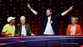 Bastian Bielendorfer gibt sich im „Murmel Mania“-Wettkampf mit seinen Comedy-Kollegen Simon Pearce und Guido Cantz siegessicher. Aber reicht es wirklich für den Finaleinzug? Das zeigt die neue Ausgabe der von Mirja Boes moderierten Sat.1-Spielshow am 13. Juni. Foto © Joyn/Julia Feldhagen