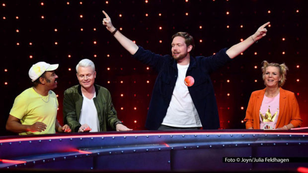 Bastian Bielendorfer gibt sich im „Murmel Mania“-Wettkampf mit seinen Comedy-Kollegen Simon Pearce und Guido Cantz siegessicher. Aber reicht es wirklich für den Finaleinzug? Das zeigt die neue Ausgabe der von Mirja Boes moderierten Sat.1-Spielshow am 13. Juni. Foto © Joyn/Julia Feldhagen