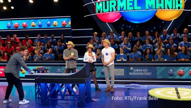 Am 13. Januar startet bei RTL die dritte Staffel der Spielshow „Murmel Mania“ mit Gastgeber Chris Tall. Um den Sieg bei der „Deutschen Murmelmeisterschaft“ kämpfen diesmal u.a. Sarah Engels, Filip Pavlovic, Thorsten Legat, Oliver Pocher und Elena Miras. (Foto: RTL/Frank Beer)