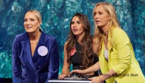 Auch Schauspielerin Janine Kunze, Entertainerin Sarah Engels und Moderatorin Angela Finger-Erben gehen bei RTL ins Rennen um die Deutsche Murmelmeisterschaft 2023. Am 20. Januar treten die drei in der Vorrunde der von Chris Tall moderierten Show „Murmel Mania“ an. (Foto: RTL/Frank Beer)