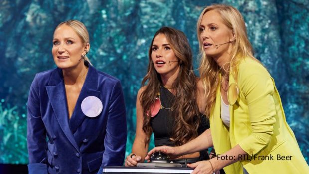 Auch Schauspielerin Janine Kunze, Entertainerin Sarah Engels und Moderatorin Angela Finger-Erben gehen bei RTL ins Rennen um die Deutsche Murmelmeisterschaft 2023. Am 20. Januar treten die drei in der Vorrunde der von Chris Tall moderierten Show „Murmel Mania“ an. (Foto: RTL/Frank Beer)