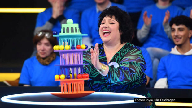 In der Sat.1-Spielshow „Murmel Mania“ ist noch ein Platz für das Staffelfinale zu vergeben. Um diesen bewirbt sich am 29. Januar Schauspielerin Meltem Kaptan. Sie muss sich bei den spielerischen Herausforderungen mit ihren Kolleginnen Elena Uhlig und Anna Thalbach messen. (Foto: Joyn/Julia Feldhagen)