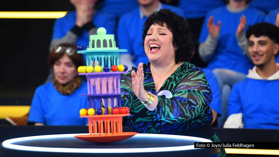 In der Sat.1-Spielshow „Murmel Mania“ ist noch ein Platz für das Staffelfinale zu vergeben. Um diesen bewirbt sich am 29. Januar Schauspielerin Meltem Kaptan. Sie muss sich bei den spielerischen Herausforderungen mit ihren Kolleginnen Elena Uhlig und Anna Thalbach messen. (Foto: Joyn/Julia Feldhagen)