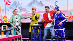 Murmelbahn statt Herd. Die Koch-Spezialisten Meta Hiltebrand; Alexander Kumptner und Mario Kotaska treten am 22. Januar in der von Mirja Boes moderierten Sat.1-Show „Murmel Mania“ gegeneinander an. Es geht um die Qualifikation fürs Finale und Preisgeld fürs Publikum. (Foto: Joyn/Julia Feldhagen)