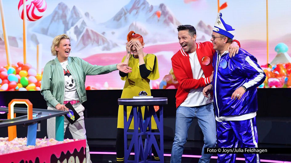 Murmelbahn statt Herd. Die Koch-Spezialisten Meta Hiltebrand; Alexander Kumptner und Mario Kotaska treten am 22. Januar in der von Mirja Boes moderierten Sat.1-Show „Murmel Mania“ gegeneinander an. Es geht um die Qualifikation fürs Finale und Preisgeld fürs Publikum. (Foto: Joyn/Julia Feldhagen)