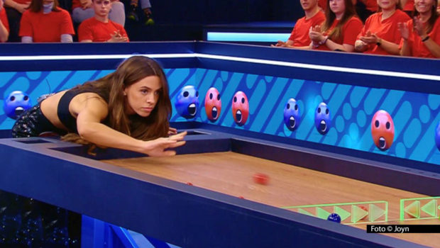 Die Spielshow „Murmel Mania“ geht in Sat.1 in eine weitere Staffel. Ab 30. Mai sind vier neue Ausgaben angekündigt. Spielleiterin Mirja Boes begrüßt auf dem Murmel-Parcours u.a. Sängerin Vanessa Mai, Sportler und Schauspieler Rúrik Gíslason sowie Comedian Bastian Bielendorfer. Foto © Joyn