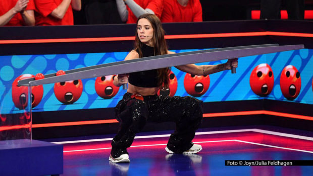Die aktuelle Staffel der Sat.1-Spielshow „Murmel Mania“ geht am 20. Juni ins große Finale. Sängerin Vanessa Mai hat sich mit einer starken Leistung in der Vorrunde durchgesetzt. Nun murmelt sie gegen Comedian Bastian Bielendorfer und Sportmoderatorin Katrin Müller-Hohenstein um den Gesamtsieg. Foto © Joyn/Julia Feldhagen