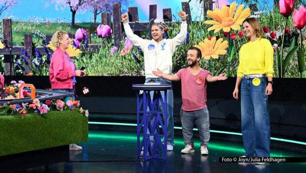 In der Sat.1-Spielshow „Murmel Mania“ begrüßt Spielleiterin Mirja Boes an 6. Juni drei Experten aus dem Sportbereich. Ex-Fußballnationalspieler Rúrik Gíslason, Paralympics-Silbermedaillengewinner Mathias Mester und „Sportstudio“-Moderatorin Katrin Müller-Hohenstein treten gegeneinander an.Foto-Joyn_Julia-Feldhagen