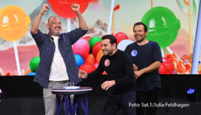 In der neuen Ausgabe der Sat.1-Spielshow „Murmel Mania“ treten die Profi-Köche Frank Rosin, Steffen Henssler und Ali Güngörmüs im Triell gegeneinander an. Bei wem der Wettkampf besonders rund läuft, zeigt sich am 19. Juli um 20:15 Uhr. (Foto: Sat.1/Julia Feldhagen)