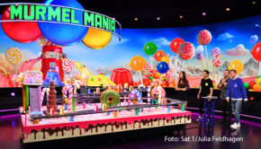 Ab dem 12. Juli wird die Spiel-Show „Murmel Mania“ erstmalig in Sat.1 ausgestrahlt. In den neuen Folgen übernimmt Melissa Khalaj Moderatorin und Spielleitung. Zum Auftakt begrüßt sie die Musiker Sasha, Michi Beck und Tom Beck. (Foto: Sat.1/Julia Feldhagen)