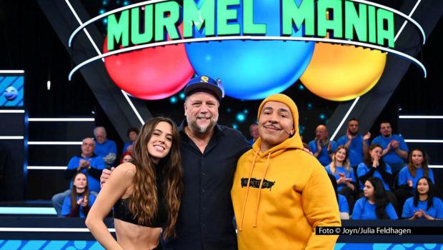 Die Sat.1-Spielshow „Murmel Mania“ geht in die sechste Staffel. Zum Auftakt am 30. Mai stellen sich die Musiker Vanessa Mai, Smudo und Lou Bega der Murmel-Challenge. Wer am Ende siegt, darf am 20. Juni noch einmal im großen Finale sein Fingerspitzengefühl unter Beweis stellen. Foto © Joyn/Julia Feldhagen
