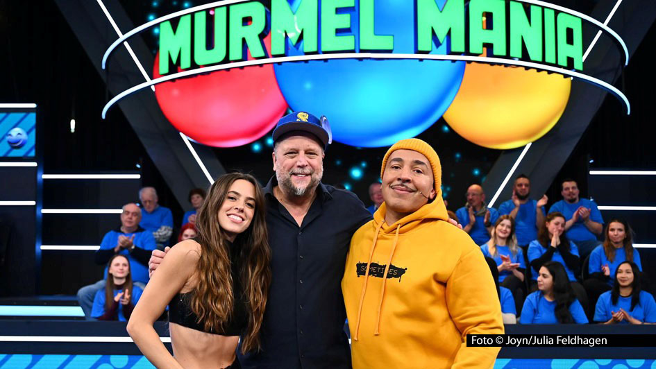 Die Sat.1-Spielshow „Murmel Mania“ geht in die sechste Staffel. Zum Auftakt am 30. Mai stellen sich die Musiker Vanessa Mai, Smudo und Lou Bega der Murmel-Challenge. Wer am Ende siegt, darf am 20. Juni noch einmal im großen Finale sein Fingerspitzengefühl unter Beweis stellen. Foto © Joyn/Julia Feldhagen