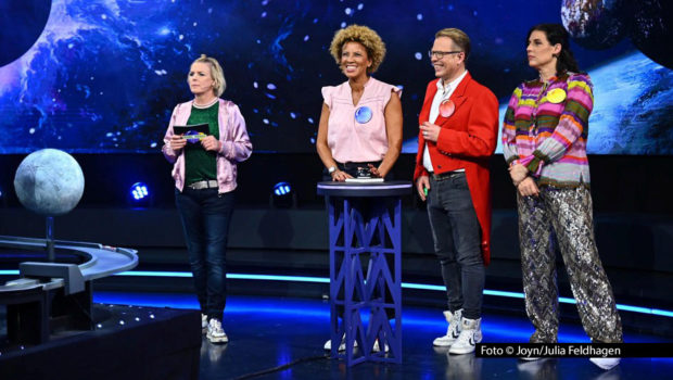 In der Sat.1-Show „Murmel Mania“ fällt am 5. Februar die Entscheidung über den Staffelsieg: Zum Finale begrüßt Spielleiterin Mirja Boes die Moderatorin Arabella Kiesbauer, den TV-Koch Mario Kotaska und die Schauspielerin Elena Uhlig als Kandidaten. (Foto: Joyn/Julia Feldhagen)