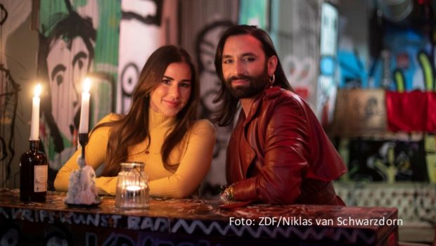 Zwei neue Folgen der ZDF-Show „Music Impossible“ sind jetzt in der Mediathek verfügbar. Moderatorin Conchita Wurst begrüßt dazu u.a. Entertainerin Sarah Engels, die einen ihrer Songs im Sound von Rocksängerin Jennifer Weist präsentiert – und umgekehrt. (Foto: ZDF/Niklas van Schwarzdorn)